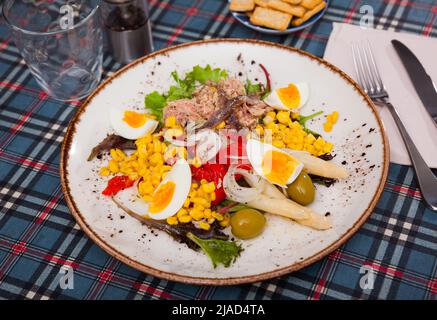 Katalanisches Essen. Xatonada, typischer Salat aus der spanischen Region Katalonien Stockfoto