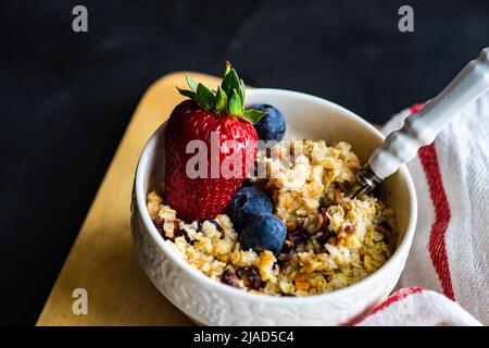 Schüssel Haferflocken mit frischen Blaubeeren und Erdbeere Stockfoto