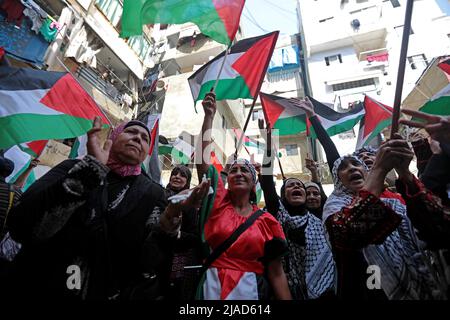 Beirut, Libanon. 29.. Mai 2022. Das palästinensische Volk protestiert am 29. Mai 2022 gegen den flaggenmarsch im Flüchtlingslager Satila in Beirut, Libanon. Der umstrittene flaggenmarsch durch Jerusalems Altstadt fand am Sonntag zum Jerusalemtag statt, der an die Vereinigung der Stadt nach der Annexion Ostjerusalems durch Israel im Jahr 1967 erinnert. Quelle: Bilal Jawich/Xinhua/Alamy Live News Stockfoto