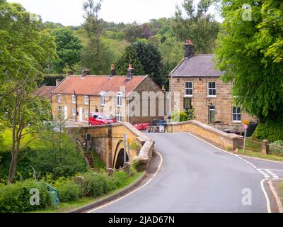 Der Vorstand Inn in Lealholm North Yorkshire aus gesehen auf der anderen Seite des Flusses Esk Stockfoto