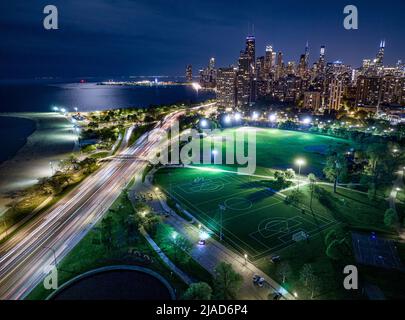 Luftaufnahme der Skyline der Stadt, des Parks und des DuSable Lake Shore Drive bei Nacht, Chicago, Illinois, USA Stockfoto