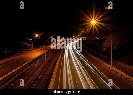 Leichte Wege auf einer Autobahn bei Nacht, Perth, Western Australia, Australien Stockfoto