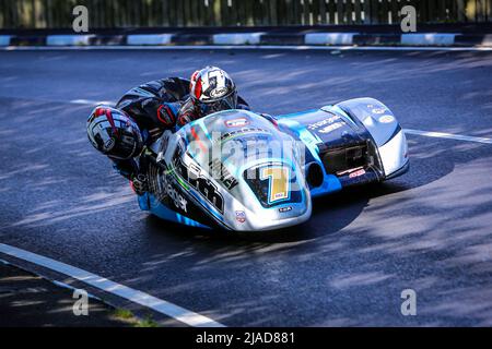 Ben und Tom Birchall auf ihrem 600 Haith Honda Seitenwagen beim ersten Training für die 2022 Isle of man Seitenwagen TT Rennen. Stockfoto