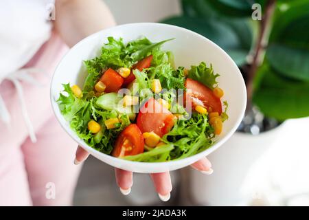 Schüssel grün gesund lecker Öko-Salat in der Hand Frau auf leichte Küche Stockfoto