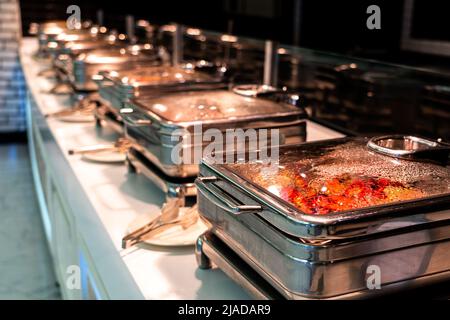 Catering-Buffet mit beheizten Tabletts bereit für den Service im Hotelrestaurant Stockfoto