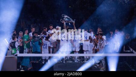 Madrid, Spanien. 29.. Mai 2022. Die Spieler von Real Madrid feiern im Santiago-Bernabeu-Stadion, die Gewinner der Champions League 14 zu sein. Madrid 29. Mai 2022 Los jugadores del Real Madrid celebran en el Estadio Santiago Bernabeu ser los ganadores de la 14 Champions League. Madrid 29 de Mayo de 2022 900/Cordon Pressequelle: CORDON PRESS/Alamy Live News Stockfoto