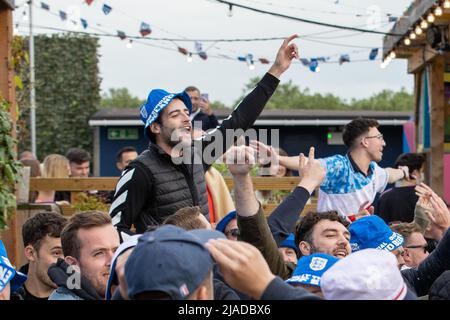 Englische Fußballfans beobachten und feiern den Eurosieg gegen die Tschechische Republik in der Dachbar am Dachfenster mit: Atmosphäre wo: London, Großbritannien Wann: 22 Jun 2021 Credit: Phil Lewis/WENN Stockfoto