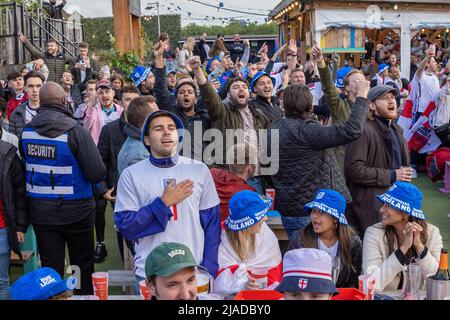 Englische Fußballfans beobachten und feiern den Eurosieg gegen die Tschechische Republik in der Dachbar am Dachfenster mit: Atmosphäre wo: London, Großbritannien Wann: 22 Jun 2021 Credit: Phil Lewis/WENN Stockfoto