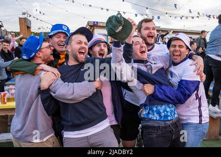 Englische Fußballfans beobachten und feiern den Eurosieg gegen die Tschechische Republik in der Dachbar am Dachfenster mit: Atmosphäre wo: London, Großbritannien Wann: 22 Jun 2021 Credit: Phil Lewis/WENN Stockfoto