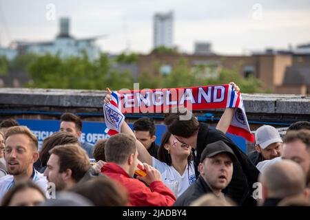 Englische Fußballfans beobachten und feiern den Eurosieg gegen die Tschechische Republik in der Dachbar am Dachfenster mit: Atmosphäre wo: London, Großbritannien Wann: 22 Jun 2021 Credit: Phil Lewis/WENN Stockfoto