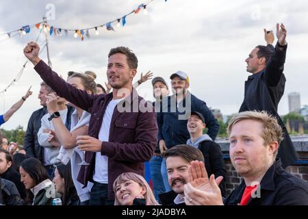 Englische Fußballfans beobachten und feiern den Eurosieg gegen die Tschechische Republik in der Dachbar am Dachfenster mit: Atmosphäre wo: London, Großbritannien Wann: 22 Jun 2021 Credit: Phil Lewis/WENN Stockfoto