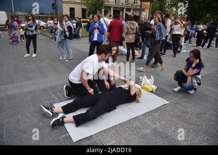 Lviv, Ukraine. 27.. Mai 2022. Massenschulung zur häuslichen Betreuung von Flüchtlingen und Lviv-Bewohnern im Zentrum von Lviv. Kredit: SOPA Images Limited/Alamy Live Nachrichten Stockfoto