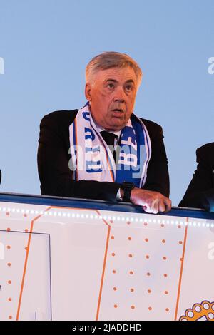 Madrid, Spanien. 30.. Mai 2022. Carlo Ancelotti kommt zur traditionellen Feier in Cibeles, wo Tausende von Fans den UEFA Champions League-Sieg 14. in der Geschichte von Real Madrid feiern, nachdem sie Liverpool 1-0 im Finale in Paris besiegt haben. Kredit: SOPA Images Limited/Alamy Live Nachrichten Stockfoto