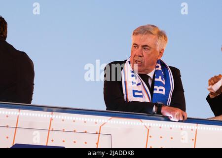 Madrid, Spanien. 30.. Mai 2022. Carlo Ancelotti kommt zur traditionellen Feier in Cibeles, wo Tausende von Fans den UEFA Champions League-Sieg 14. in der Geschichte von Real Madrid feiern, nachdem sie Liverpool 1-0 im Finale in Paris besiegt haben. Kredit: SOPA Images Limited/Alamy Live Nachrichten Stockfoto