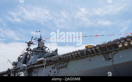 LOS ANGELES (28. Mai 2022) US Navy F/A-18E Super Hornets führen während der Los Angeles Fleet Week, 28. Mai 2022, einen Überflug über dem amphibischen Angriffsschiff USS Essex (LHD 2) durch. Die Los Angeles Fleet Week bietet der amerikanischen Öffentlichkeit die Möglichkeit, ihre Teams der Marine, des Marine Corps und der Küstenwache zu treffen und die amerikanischen Seedienste zu erleben. Während der Fleet Week nehmen Servicemitglieder an verschiedenen Community-Service-Veranstaltungen Teil, präsentieren der Gemeinde Fähigkeiten und Ausrüstung und genießen die Gastfreundschaft von Los Angeles und Umgebung. (USA Navy Foto von Mass Communication Specialist 3. Class Chris Stockfoto