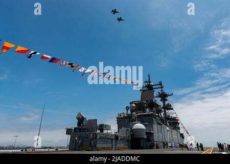 LOS ANGELES (28. Mai 2022) US Navy F/A-18E Super Hornets führen während der Los Angeles Fleet Week, 28. Mai 2022, einen Überflug über dem amphibischen Angriffsschiff USS Essex (LHD 2) durch. Die Los Angeles Fleet Week bietet der amerikanischen Öffentlichkeit die Möglichkeit, ihre Teams der Marine, des Marine Corps und der Küstenwache zu treffen und die amerikanischen Seedienste zu erleben. Während der Fleet Week nehmen Servicemitglieder an verschiedenen Community-Service-Veranstaltungen Teil, präsentieren der Gemeinde Fähigkeiten und Ausrüstung und genießen die Gastfreundschaft von Los Angeles und Umgebung. (USA Navy Foto von Mass Communication Specialist 3. Klasse Isaak Stockfoto