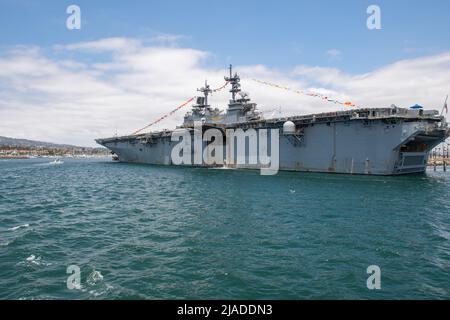 HAFEN VON LOS ANGELES (28. Mai 2022) - das amphibische Angriffsschiff USS Essex (LHD 2) wird während der La Fleet Week 22, 28. Mai, im Hafen von Los Angeles vertäut. LAFW ist eine Gelegenheit für die amerikanische Öffentlichkeit, ihre Marine-, Marine Corps- und Coast Guard-Teams zu treffen und Amerikas Seedienste zu erleben. Während der Fleet Week nehmen Servicemitglieder an verschiedenen Community-Service-Veranstaltungen Teil, präsentieren der Gemeinde Fähigkeiten und Ausrüstung und genießen die Gastfreundschaft von Los Angeles und Umgebung. (USA Navy Foto von Mass Communication Specialist 3. Class Kelsey S. Culbertson/veröffentlicht) Stockfoto