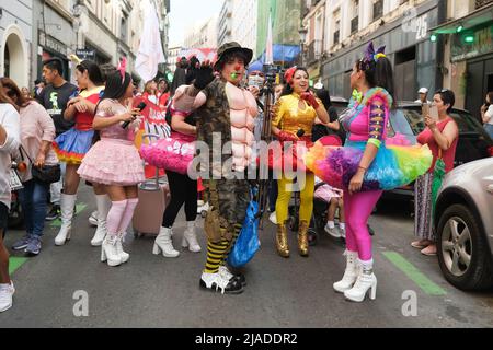 Madrid, Spanien. 29.. Mai 2022. Mehrere Menschen peruanischer Herkunft kleiden sich während einer Parade zum Tag des peruanischen Clowns in den Straßen von Madrid als Clowns. Am 25. Mai wird der Tag des peruanischen Clowns gefeiert, der dem berühmten Stadtclown „Tony Perejil“, José Álvarez Vélez, der am 25. Mai 1987 unbegleitet in einem Krankenhausbett starb, Tribut zollt. Kredit: SOPA Images Limited/Alamy Live Nachrichten Stockfoto