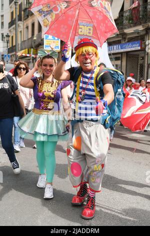 Madrid, Spanien. 29.. Mai 2022. Zwei Menschen peruanischer Herkunft kleiden sich während einer Parade zum Tag des peruanischen Clowns in den Straßen von Madrid als Clowns. Am 25. Mai wird der Tag des peruanischen Clowns gefeiert, der dem berühmten Stadtclown „Tony Perejil“, José Álvarez Vélez, der am 25. Mai 1987 unbegleitet in einem Krankenhausbett starb, Tribut zollt. Kredit: SOPA Images Limited/Alamy Live Nachrichten Stockfoto