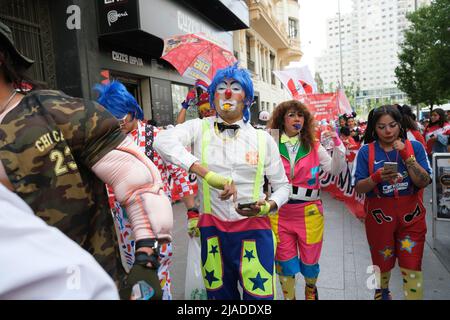 Madrid, Spanien. 29.. Mai 2022. Mehrere Menschen peruanischer Herkunft kleiden sich während einer Parade zum Tag des peruanischen Clowns in den Straßen von Madrid als Clowns. Am 25. Mai wird der Tag des peruanischen Clowns gefeiert, der dem berühmten Stadtclown „Tony Perejil“, José Álvarez Vélez, der am 25. Mai 1987 unbegleitet in einem Krankenhausbett starb, Tribut zollt. Kredit: SOPA Images Limited/Alamy Live Nachrichten Stockfoto