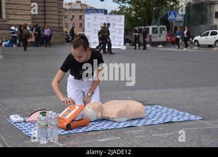 Lviv, Ukraine. 27.. Mai 2022. Trainer bereitet eine Schaufensterpuppe für Massentraining in der häuslichen Pflege für Flüchtlinge und Bewohner von Lemberg im Zentrum von Lemberg. (Bild: © Pavlo Palamarchuk/SOPA Images via ZUMA Press Wire) Stockfoto