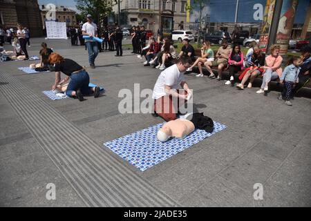 Lviv, Ukraine. 27.. Mai 2022. Trainer bereiten Mannequins für Massentraining in der häuslichen Pflege für Flüchtlinge und Bewohner von Lemberg im Zentrum von Lemberg vor. (Bild: © Pavlo Palamarchuk/SOPA Images via ZUMA Press Wire) Stockfoto