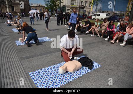 Lviv, Ukraine. 27.. Mai 2022. Trainer bereiten Mannequins für Massentraining in der häuslichen Pflege für Flüchtlinge und Bewohner von Lemberg im Zentrum von Lemberg vor. (Bild: © Pavlo Palamarchuk/SOPA Images via ZUMA Press Wire) Stockfoto