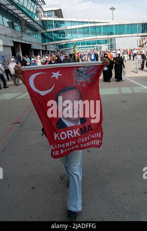 Istanbul, Türkei. 29.. Mai 2022. Während der Zeremonie wird eine Frau mit einem Banner des türkischen Präsidenten Recep Tayyip Erdogan zu Fuß beobachtet. Der türkische Präsident Recep Tayyip Erdogan eröffnete am 569.. Jahrestag der Eroberung der Stadt die Pflanzungszeremonie für einen öffentlichen Park, der am pensionierten Atatürk Airport in Istanbul entwickelt werden soll. Schätzungsweise 500 000 Menschen nahmen an der Zeremonie Teil. (Foto von Murat Baykara/SOPA Images/Sipa USA) Quelle: SIPA USA/Alamy Live News Stockfoto