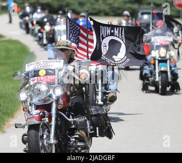 Wheaton, IL, USA. 29.. Mai 2022. 29. Mai 2022 Wheaton, Illinois, USA: Mitglieder von Rolling Thunder kommen nach einer 54 Meilen langen Fahrt im Cantigny Park an. Die Teilnehmer sagten, sie wollten eine Botschaft an die US-Regierung senden und sie an die 82.000 Dienstmänner und -Frauen erinnern, die immer noch als „in Aktion missing“ aufgeführt sind. Die Mission von Rolling Thunder Inc. Ist es, die Kriegsgefangene-MIA-Frage zu veröffentlichen: Die Öffentlichkeit darüber aufzuklären, dass viele amerikanische Kriegsgefangene nach allen vorherigen Kriegen zurückgelassen wurden. (Bild: © H. Rick Bamman/ZUMA Press Wire) Stockfoto