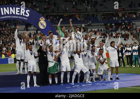 Paris, Frankreich. 29.. Mai 2022. Real Madrid-Spieler feiern den Sieg gegen den FC Liverpool während des UEFA Champions League-Finalspieles im Stade de France. Endergebnis; Real Madrid 1:0 Liverpool. Kredit: SOPA Images Limited/Alamy Live Nachrichten Stockfoto