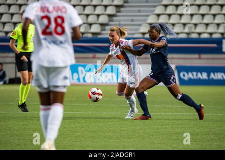 Amandine Henry von Olympique Lyonnais und Kadidiatou Diani von Paris Saint Germain kämpfen während der französischen Frauenmeisterschaft D1 im Arkema-Fußballspiel zwischen Paris Saint-Germain und Olympique Lyonnais (Lyon) am 29. Mai 2022 im Jean Bouin-Stadion in Paris um den Ball, Frankreich - Foto Melie Laurent / A2M Sport Consulting / DPPI Stockfoto