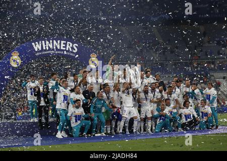 Paris, Frankreich. 29.. Mai 2022. Real Madrid-Spieler feiern den Sieg gegen den FC Liverpool während des UEFA Champions League-Finalspieles im Stade de France. Endergebnis; Real Madrid 1:0 Liverpool. (Foto von Mohammad Javad Abjoushak/SOPA Images/Sipa USA) Quelle: SIPA USA/Alamy Live News Stockfoto