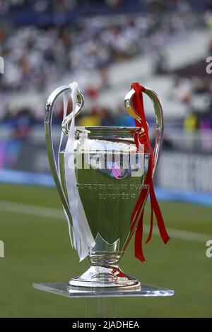 Paris, Frankreich. 28.. Mai 2022. Der European Champion Clubs' Cup vor dem UEFA Champions League-Finale zwischen dem FC Liverpool und Real Madrid im Stade de France. Endergebnis; Real Madrid 1:0 Liverpool. (Foto von Mohammad Javad Abjoushak/SOPA Images/Sipa USA) Quelle: SIPA USA/Alamy Live News Stockfoto