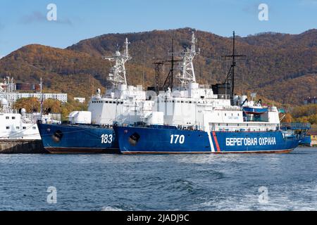 Küstenwache die Kriegsschiffe des Grenzdienstes des Föderalen Sicherheitsdienstes der Russischen Föderation ankerten am Pier im Seehafen Petropawlowsk-Kamtschatski-Stadt. Pazifischer Ozean Stockfoto