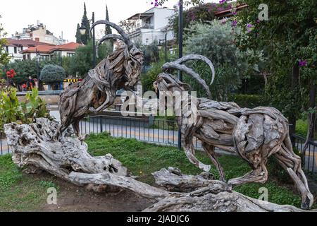 Antalya, Türkei - Dezember 12 2021: Recycelte Skulpturen werden aus trockenem recyceltem Zedernholz hergestellt. Wilde Bergziegen aus Treibholz. Stockfoto