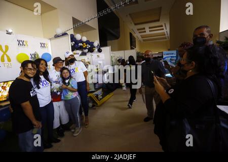 Valencia, Carabobo, Venezuela. 29.. Mai 2022. Mayo 29, 2022. Personas se hacen fotografias en la exhibiÃ³n de Familia T21 (una organizacion de NiÃ±os con sindrome de down ) mientras visitan los distintos stand comeciales de la expo Fedecamaras Carabobo, realizada del 27 al 29 de Mayo, en las del Hotel Heperia, en la ciudad de Valencia, estado Carabobo. Foto: Juan Carlos Hernandez (Foto: © Juan Carlos Hernandez/ZUMA Press Wire) Stockfoto