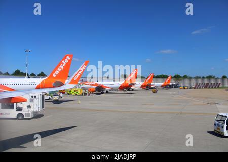 EasyJet-Flüge landen am Flughafen London Gatwick Stockfoto