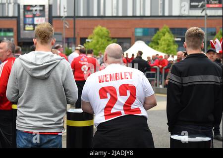 LONDON, GROSSBRITANNIEN. MAI 29. Unterstützer des Nottingham Forest mit Wembley-T-Shirt vor dem Play-Off-Finale der Sky Bet Championship zwischen Huddersfield Town und Nottingham Forest am Sonntag, 29.. Mai 2022 im Wembley Stadium, London. (Kredit: Jon Hobley | MI News) Kredit: MI Nachrichten & Sport /Alamy Live News Stockfoto