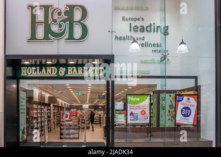 High Wycombe, England - Juli 21. 2021: Gesundheits- und Wellnessgeschäft von Holland und Barrett im Einkaufszentrum Eden. Die Kette hat eine Präsenz in 16 zählen Stockfoto