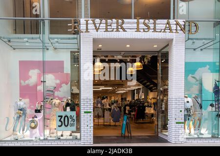 High Wycombe, England - Juli 21. 2021: River Island Shop im Eden Einkaufszentrum. Die Kette befindet sich im Privatbesitz der Familie Lewis. Stockfoto