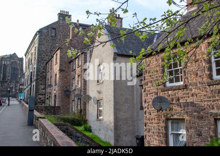 Blick auf die Straße der mittelalterlichen Architektur der Innenstadt von Stirling, Schottland, in der Nähe der Church of the Holy Rude und Stirling Castle Stockfoto