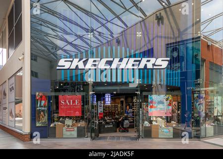 High Wycombe, England - Juli 21. 2021: Skechers Shop im Einkaufszentrum Eden. Die Kette ist in amerikanischem Besitz. Stockfoto