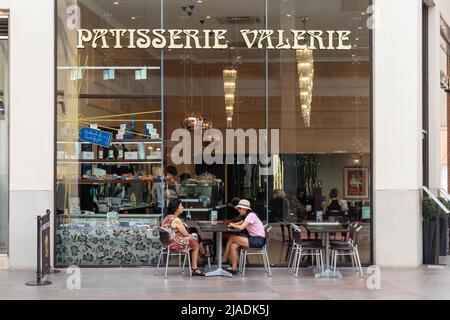 High Wycombe, England - 21. 2021. Juli: Vor dem Café Patisserie Valerie im Einkaufszentrum Eden saßen Leute. Die Kette wurde im eingerichtet Stockfoto