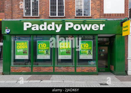 High Wycombe, England - Juli 21. 2021: Paddy Power Wettgeschäft auf der High Street wurde die irische Kette 1988 gegründet. Stockfoto