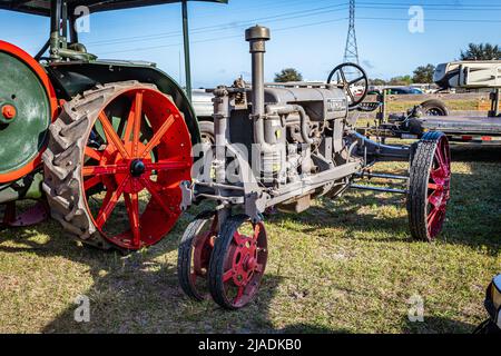 Fort Meade, FL - 23. Februar 2022: 1924 McCormick Deering Farmall regelmäßig bei der lokalen Traktor-Show Stockfoto