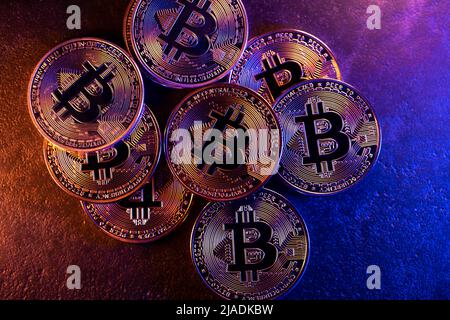 Bitcoin Krypto-Währung mit rotem und blauem Licht. Blockchain-Technologiekonzept, das von Kryptowährungen wie Bitcoin und Ethereum verwendet wird Stockfoto
