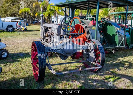 Fort Meade, FL - 23. Februar 2022: 1924 McCormick Deering Farmall regelmäßig bei der lokalen Traktor-Show Stockfoto