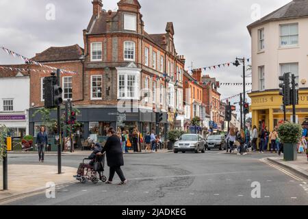 Henley on Thames, England - 2. 2021. September: Menschen, die im Stadtzentrum einkaufen. Die Stadt liegt am Ufer der Themse Stockfoto