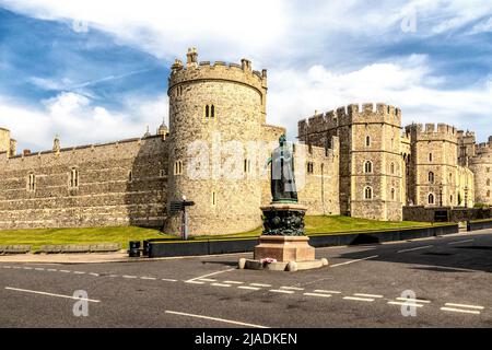 Statue der Königin Victoria vor der Tür, Windsor Castle, Burkshire, England, Großbritannien Stockfoto