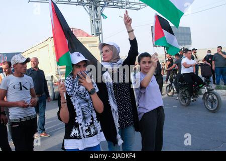 Nablus, Westjordanland, Palästina. 27.. Mai 2022. Palästinensische Demonstranten halten während einer Demonstration gegen das Eindringen jüdischer Siedler in die Al-Aqsa Moschee und die Organisation des marsches israelischer Flaggen in ihren Mauern, in der Nähe des von Israel kontrollierten militärischen Kontrollpunkts Hawara, südlich der Stadt Nablus im besetzten Westjordanland, Flaggen fest. (Bild: © Nasser Ishtayeh/SOPA Images via ZUMA Press Wire) Stockfoto